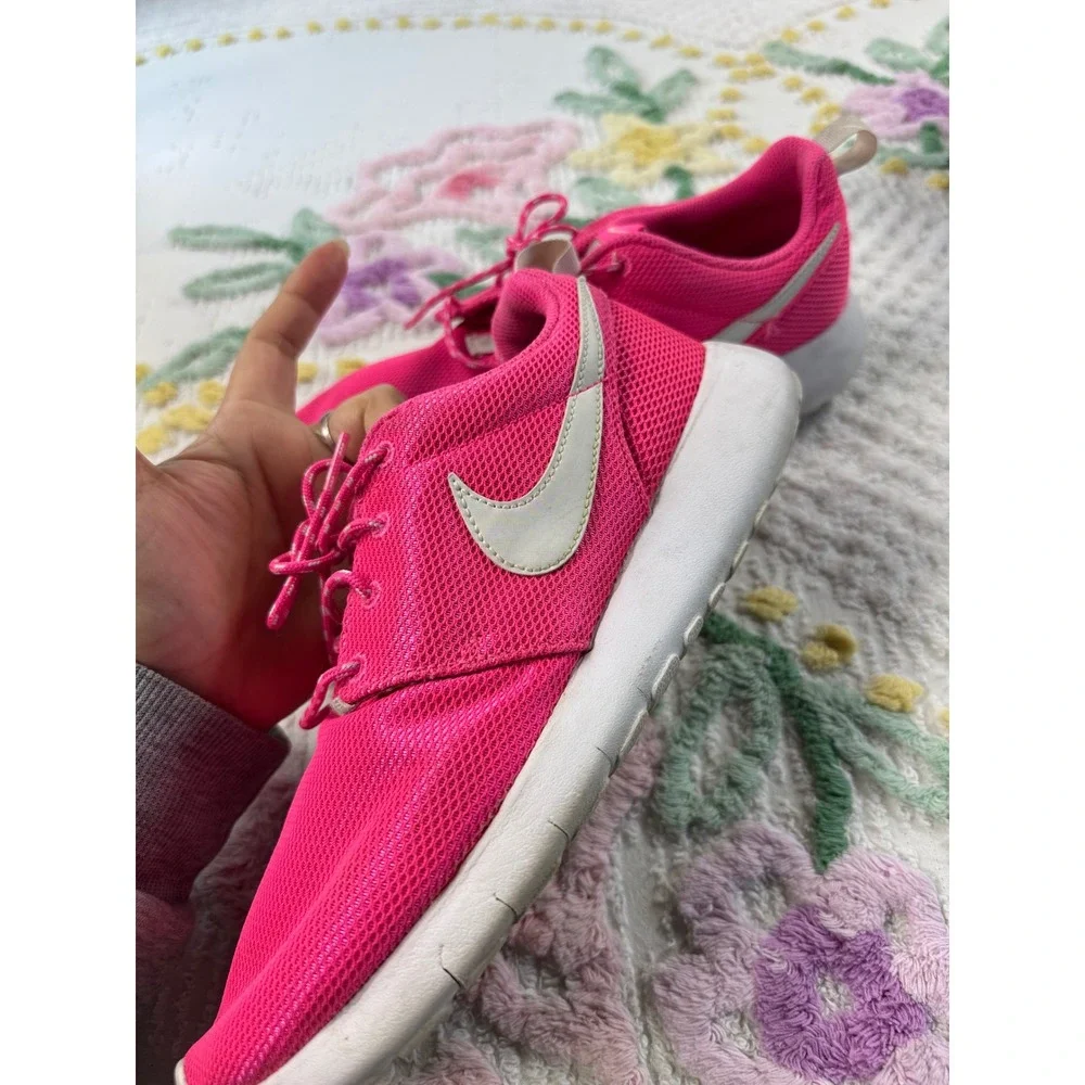 Nike Roshe‎ One Sneakers Pink White Athletic Running Shoes Womens 8